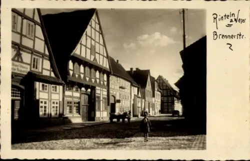 Ak Rinteln an der Weser, Historische Fachwerkhäuser, Brennerstraße, Mensch auf der Straße