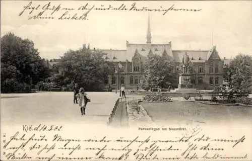 Ak Kiel, Parkanlagen am Neumarkt,  Architektur, Leute im Park