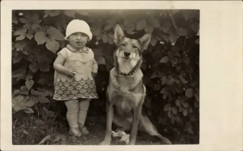 Foto Ak Kleines Mädchen neben einem Schäferhund, Portrait
