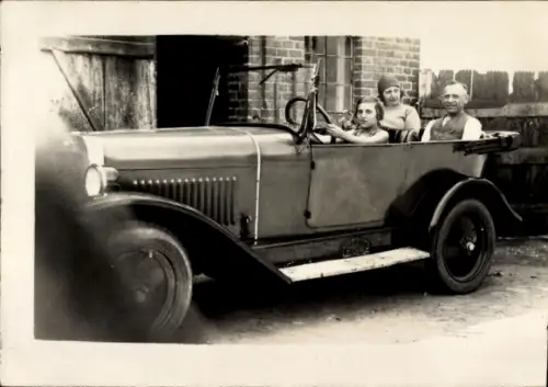 Foto Ak Mann und zwei Frauen im offenen Automobil, eine fröhliche Autofahrt nach Landsberg