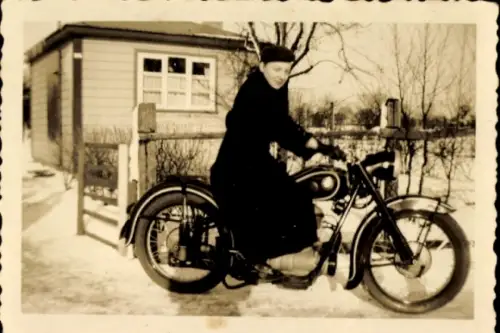 Foto Frau im Mantel auf einem Motorrad, Winter 1952, Schnee