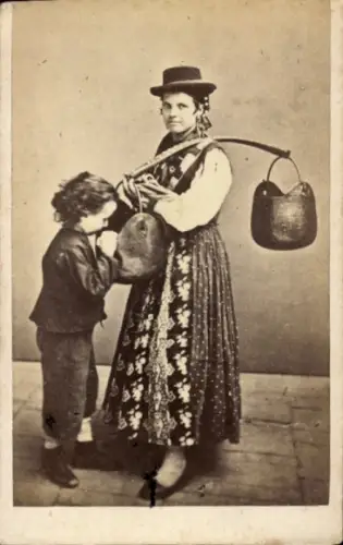 CdV Wasserträgerin in Tracht, Porträt mit Kind