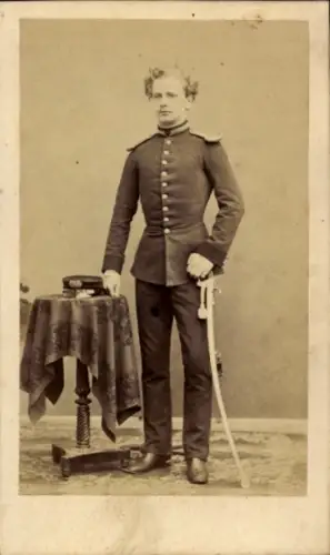 CdV Junger Mann in Uniform, Standporträt, Säbel