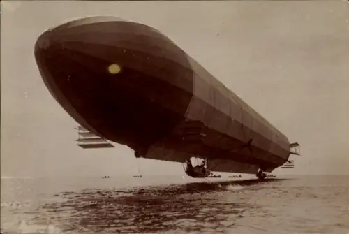 Foto Ak Zeppelin-Luftschiff über dem Bodensee