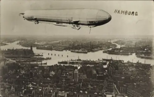 Foto Ak Hamburg, Zeppelin Luftschiff LZ 13 Hansa über der Stadt, Hafenanlagen