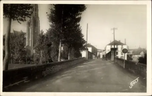 Ak Saint Laurent sur Sèvre Vendée, Straße mit Kirche, Häusern, Bäumen, alten Laternen, unbeschrif