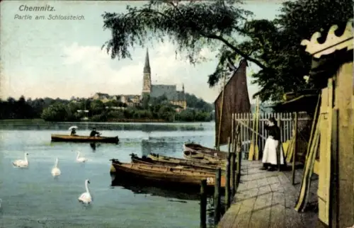 Ak Chemnitz in Sachsen,  Partie am Schlossteich, Boote, Schwäne, Kirche im Hintergrund