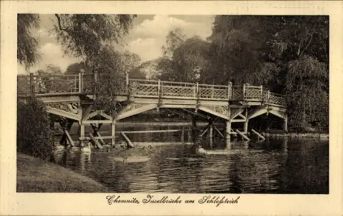 Ak Chemnitz in Sachsen, Inselbrücke am Schlossteich