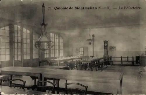 Ak Montmelian Savoie, Esszimmer, große Tische, Stühle, Lichter, Uhr