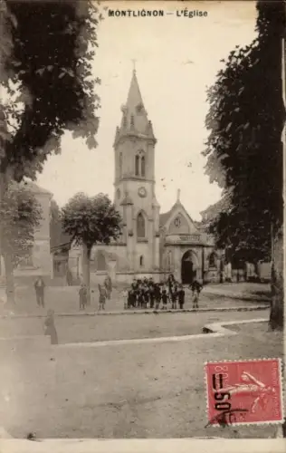 Ak Montlignon Val d’Oise, Kirche, Gruppen von Menschen,  Architektur
