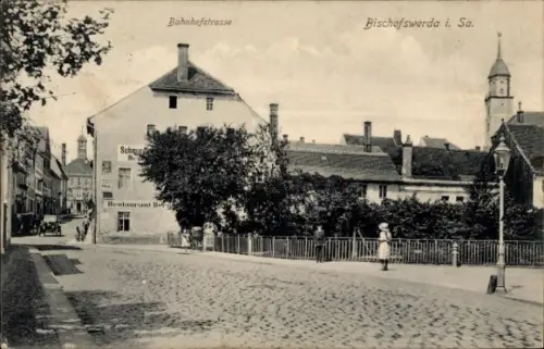Ak Bischofswerda in Sachsen, Bahnhofstraße, Restaurant Bo, Gebäude mit Uhrturm, Straßenansicht