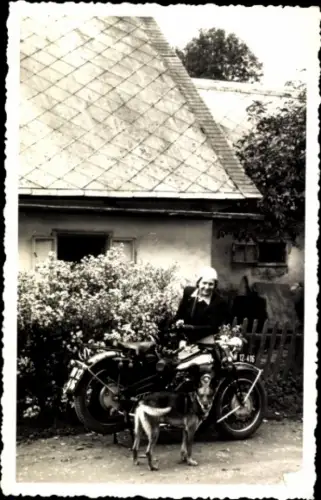 Foto Ak Frau auf einem Motorrad, Hund