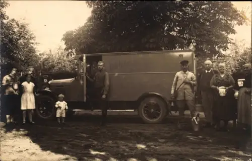 Foto Ak Menschengruppe, Auto, Transport