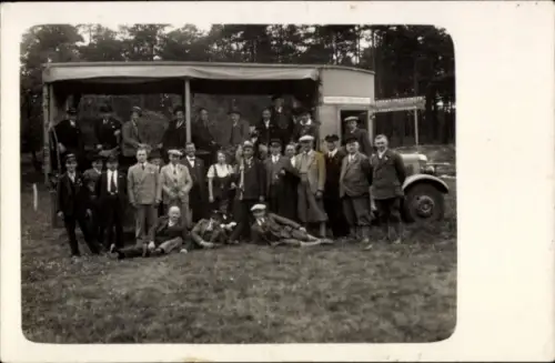 Foto Ak Menschengruppe, Auto, Transport