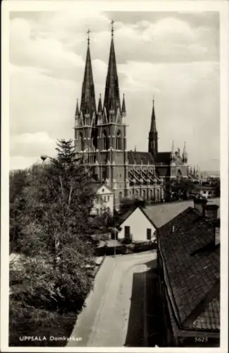 Ak Uppsala Schweden, Domkyrkan, hohe Türme, Stadtansicht, Straßenansicht