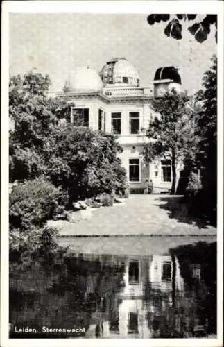Ak Leiden Südholland Niederlande, Sternwarte, Gebäude mit Kuppeln, Teich, Bäume