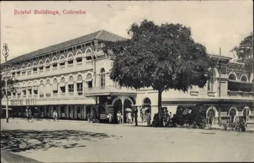 Ak Colombo Ceylon Sri Lanka, Bristol Buildings,   Architektur, Menschen am Straßenrand