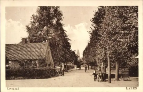 Ak Laren Gelderland Niederlande, Straße mit Bäumen, Häusern, Menschen, Fahrrädern, Hund, Zevenend