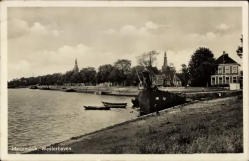Ak Medemblik Nordholland Niederlande,  Westerhaven, Boote am Ufer, Häuser, Kirchtürme