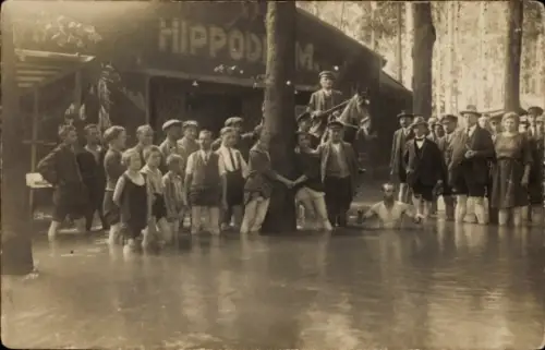 Foto Ak Wałbrzych Waldenburg Schlesien, Hippodrom, Überschwemmung ?, Gruppenbild