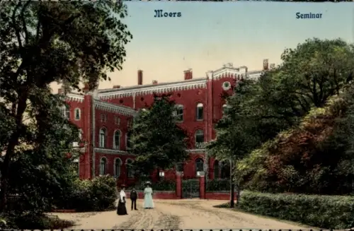 Ak Moers am Niederrhein, Seminargebäude, Bäume, zwei Personen,  