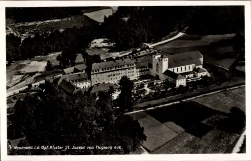 Ak Neumarkt in der Oberpfalz, Luftaufnahme Kloster St. Joseph, Neumarkt, grüne Felder und Bäume