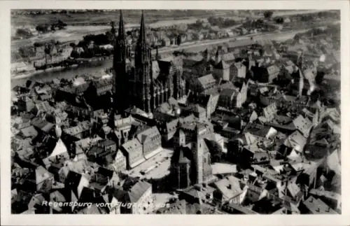 Ak Regensburg an der Donau Oberpfalz, Luftaufnahme von   Gebäude, Altstadt