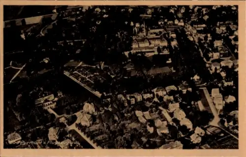 Ak Bad Pyrmont in Niedersachsen, Luftaufnahme von  Gebäude und Bäume sichtbar