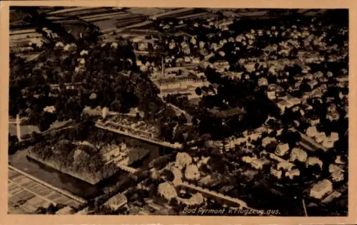 Ak Bad Pyrmont in Niedersachsen, Luftaufnahme von  Stadtansicht, Häuser und Natur