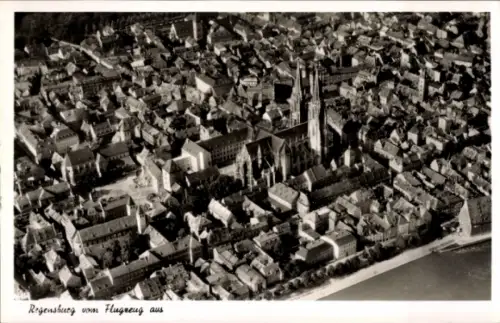 Ak Regensburg an der Donau Oberpfalz, Luftaufnahme von   Gebäude erkennbar, aufnahme