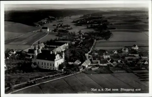 Ak Rot an der Rot in Württemberg, Luftaufnahme von Rot a. d. Rot, Kirche im Vordergrund, ländlich
