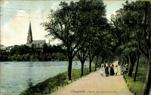 Ak Chemnitz in Sachsen,  Schlossteich, Spaziergänger, Bäume, Kirche