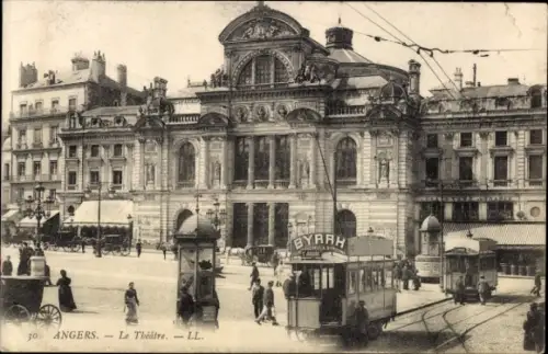 Ak Angers Maine et Loire, Theatergebäude, Straßenbahnhaltestelle,  Umgebung, Menschen auf der Str
