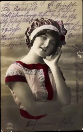 Ak Junge Frau mit Haube, Portrait, coloriert