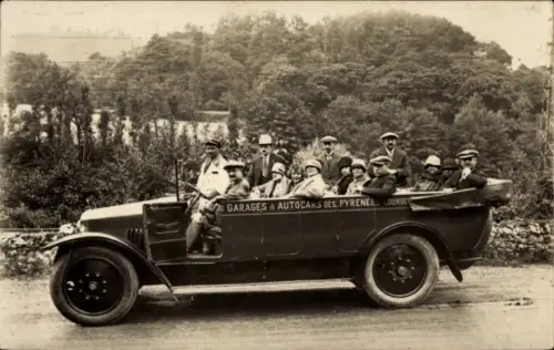 Foto Ak Menschen im Auto, Ausflug, Gruppenfoto