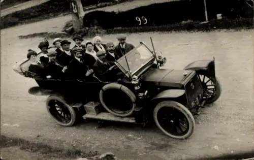 Foto Ak Menschen im Auto, Ausflug, Gruppenfoto