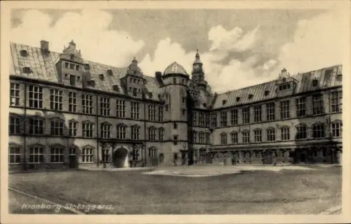 Ak Helsingør Helsingör Dänemark, Kronborg Slotsgaard, Gebäudeansicht, Wolken, Schwarz-Weiß-Stil