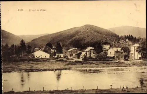 Ak Coo Stavelot Wallonien Lüttich, Dorfansicht, Fluss, Hügel, Gebäude, "COO. Un coin du Village"