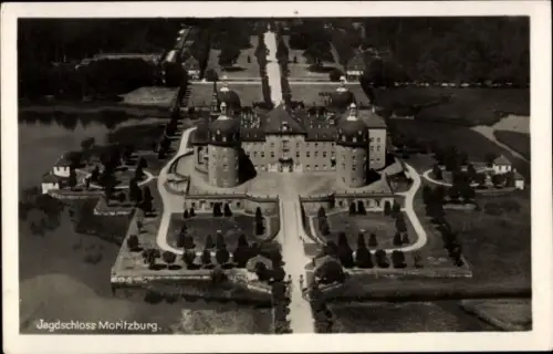Ak Moritzburg in Sachsen, Jagdschloss  Luftaufnahme, Parkanlage, Bäume, Wege
