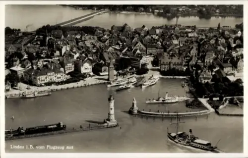 Ak Lindau am Bodensee Schwaben, Luftaufnahme von  Stadtansicht, Hafen, Schiffe