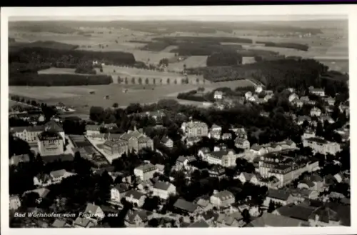 Ak Bad Wörishofen im Unterallgäu, Luftaufnahme von  Landschaft, Gebäude