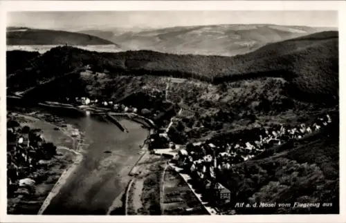 Ak Alf an der Mosel, Luftaufnahme von  Flusslandschaft, Landschaft mit Hügeln