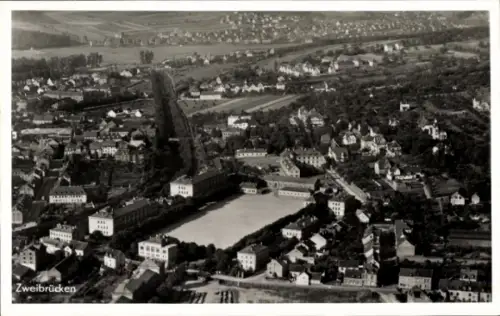 Ak Zweibrücken in der Pfalz, Luftaufnahme von  Wohngebäude, Landschaft, Stadtansicht