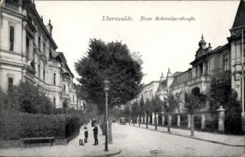 Ak Eberswalde im Kreis Barnim, Blick in die Neue Schweizerstraße, Wohnhäuser, Passanten
