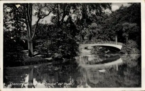Ak Chemnitz in Sachsen, Schlossreichbrücke zur Insel, idyllische Landschaft, ruhiges Wasser