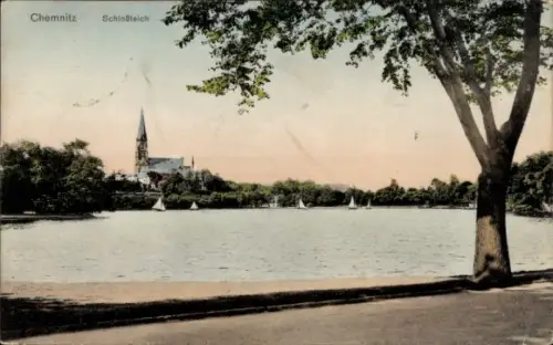 Ak Chemnitz in Sachsen, Schloßteich, Kirche im Hintergrund, Boote auf dem Wasser, Bäume im Vorder