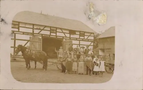 Foto Ak Rauschwitz Elstra Oberlausitz, Gehöft, Anwohnergruppe auf einem Pferdewagen