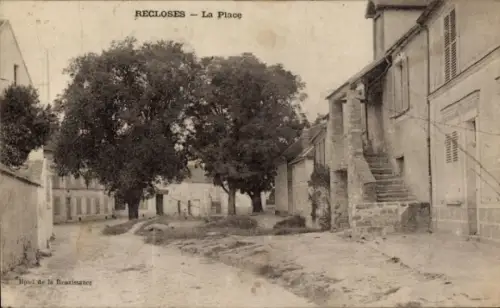 Ak Recloses Seine-et-Marne, Hotel de la Renaissance, Platzansicht, Bäume, Straßenansicht