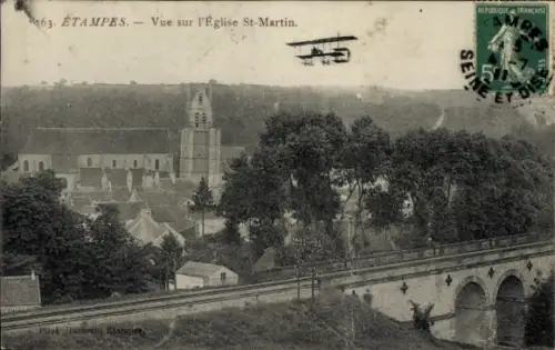 Ak Étampes Essonne, Panoramablick auf die Kirche St. Martin, Hügel, Häuser, Zug