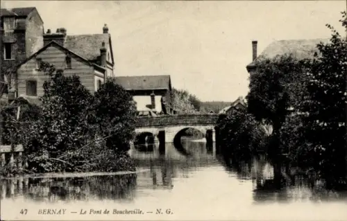 Ak Bernay Eure, Le Pont de Boucheville, ruhiger Wasserlauf, Häuser am Ufer